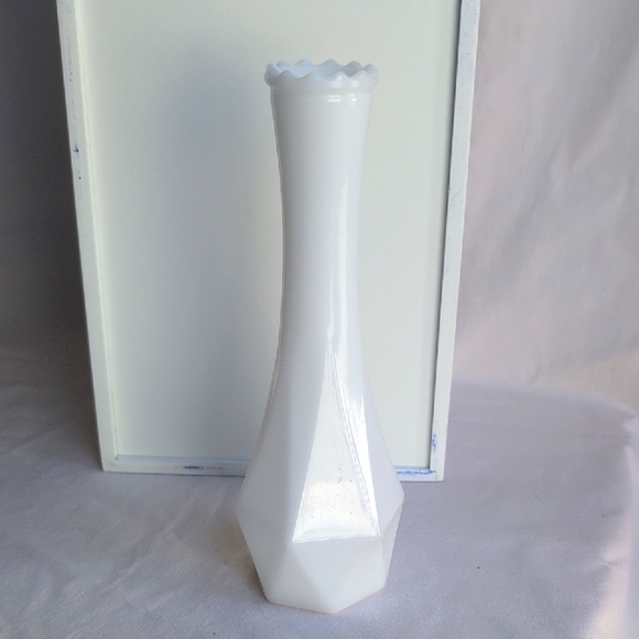 Other - Vintage white milk glass bud vase